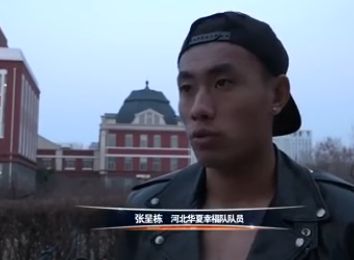 当黛西第一次来到盖茨比的派对时，她穿着银色的紧身礼服，头戴银色发饰。