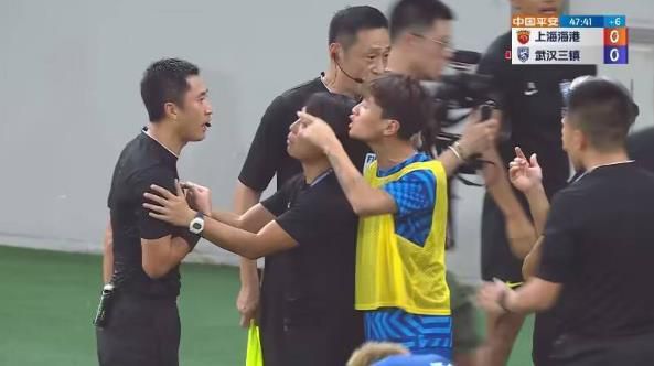 朱莉戴着黑超墨镜身披绿色披肩脚踩人字拖一副辣妈扮相，“酷爸爸”一路看护孩子尽心尽责。