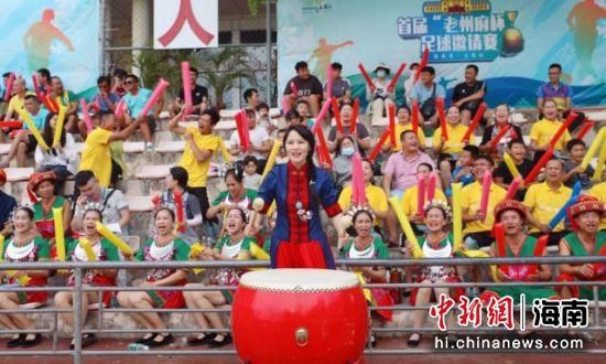 他一边穿戴着大金链子和花衬衫，打扮成“社会大哥”，一边却偷偷为弟弟送温暖，奉献了“用煤气罐炸鱼”和“广场舞battle”等经典场景。
